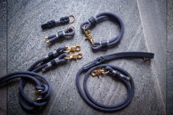 Set obojek + vodítko Venchim Designový obojek, krátké vodítko, přepínací vodítko, klíčenka. Všechny produkty kolekce Jsem Klasik v šedé barvě.