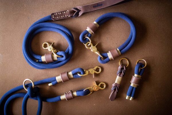 Set obojek + vodítko Venchim Designový obojek, krátké vodítko, přepínací vodítko, klíčenka. Všechny produkty kolekce Jsem Klasik v modré barvě.