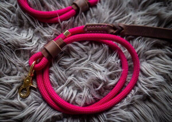 Krátké vodítko Venchim Krátké lanové vodítko s koženou ručkou v růžově barvě