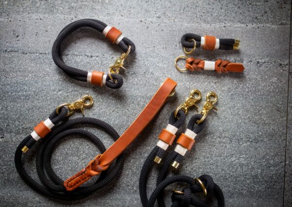 Set obojek + vodítko Venchim Designový obojek, krátké vodítko, přepínací vodítko, klíčenka. Všechny produkty kolekce Jsem Klasik v černé barvě.