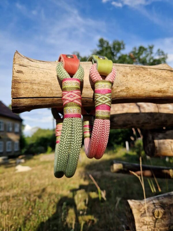 Obojky do páru na zakázku - Venchim Lanové obojky s koženým nastavitelným zapínáním. Růžový se zelenou kůží a zelený s růžovou kůží. Oba jsou zdobeny ozdobným Hogofogo opletem.