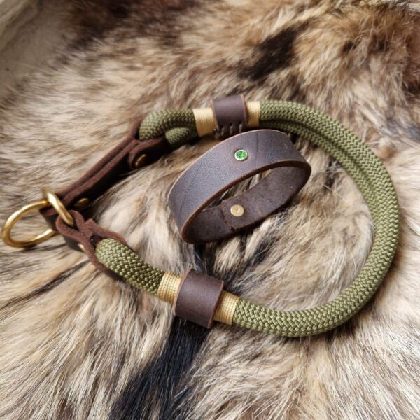 Designový obojek z lana v olivové barvě. Kožený náramek Lanový obojek z olivového lana s mosazným kováním. Ozdoben zlatým opletem a tmavě hnědou kůží. Polostahovací kožené zapínání. Náramek z hnědé kůže se zeleným štrasovým kamínkem.