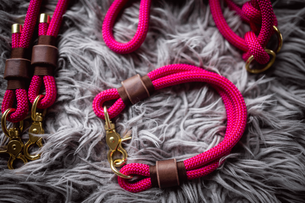 Designový obojek z lana v růžové barvě.