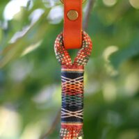 Klíčenka z lana v podzimních barvách, ozdobená oranžovou kůží.