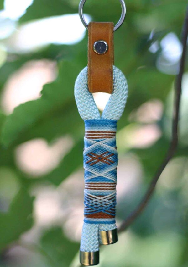 Klíčenka Venchim Klíčenka z lana, světle modrá a krémová, ozdobená cognac kůží.