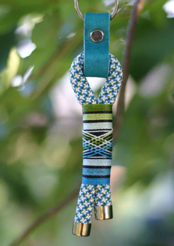 Klíčenka Venchim Klíčenka z lana, zeleno modrá, ozdobená tyrkysovou kůží.