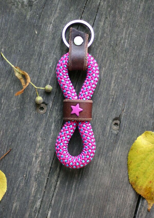 Klíčenka Venchim Klíčenka z lana v růžové barvě, ozdobená hnědou kůží s růžovou hvězdou.