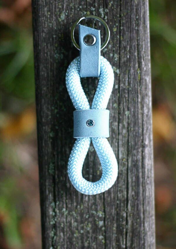 Klíčenka Venchim Klíčenka z lana v ledově modré barvě, ozdobená kůží se štrasovým kamínkem.