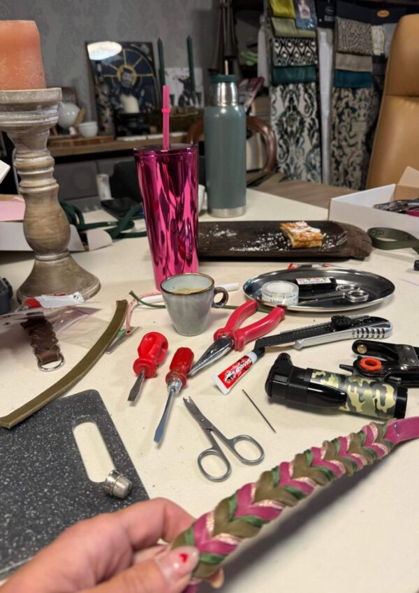 Workshop výroby obojků Workshop výroby obojků. Z procesu