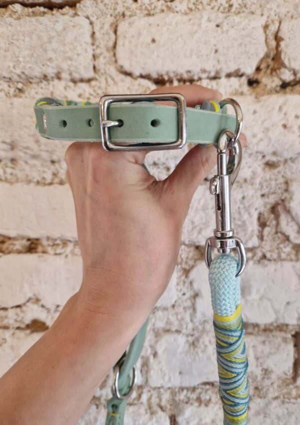 Detail zapínání Detail zapínání koženého nastavitelného obojku. Model Spring vibes