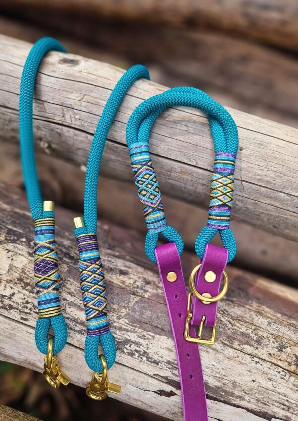 Set obojku a přepínacího vodítka Set lanového obojku a přepínacího vodítka v barvách teal, purple a gold z kolekce Jsem Hogofogo, model Dragon scale