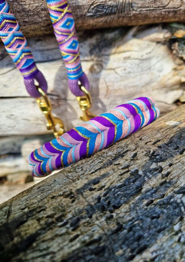 Kožený obojek Detail koženého proplétaného obojku v barvách mauve a turquoise s lanovým přepínacím vodítkem z kolekce Jsem Hogofogo, model Mauve Lagoon